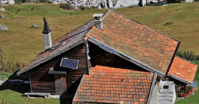 Chargeurs solaires et batteries pour expédition en Himalaya : le guide complet
